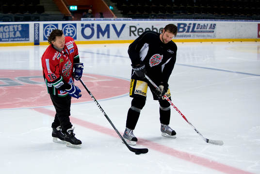 Nöje, Anders Ekborg spelar ishockey med Peter Forsberg