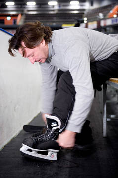 Nöje, Anders Ekborg spelar ishockey med Peter Forsberg