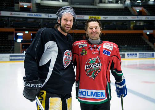 Nöje, Anders Ekborg spelar ishockey med Peter Forsberg