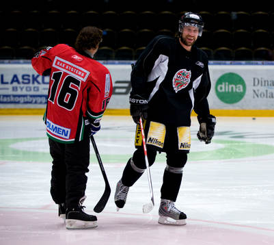 Nöje, Anders Ekborg spelar ishockey med Peter Forsberg