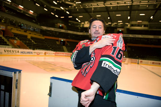 Nöje, Anders Ekborg spelar ishockey med Peter Forsberg