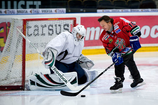 Nöje, Anders Ekborg spelar ishockey med Peter Forsberg