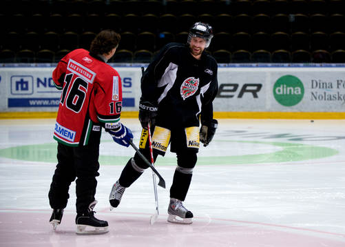 Nöje, Anders Ekborg spelar ishockey med Peter Forsberg