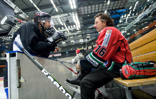 Nöje, Anders Ekborg spelar ishockey med Peter Forsberg