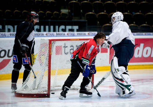 Nöje, Anders Ekborg spelar ishockey med Peter Forsberg