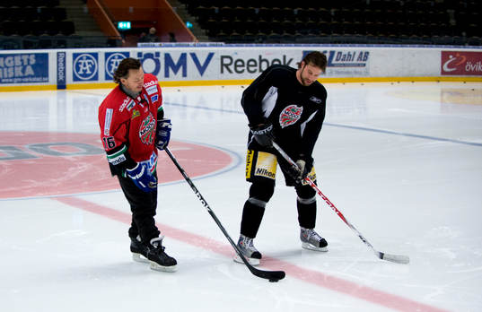 Nöje, Anders Ekborg spelar ishockey med Peter Forsberg