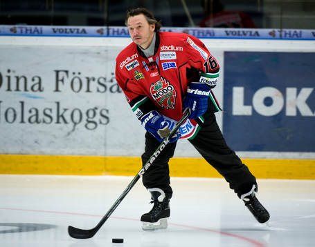 Nöje, Anders Ekborg spelar ishockey med Peter Forsberg
