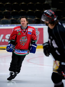 Nöje, Anders Ekborg spelar ishockey med Peter Forsberg