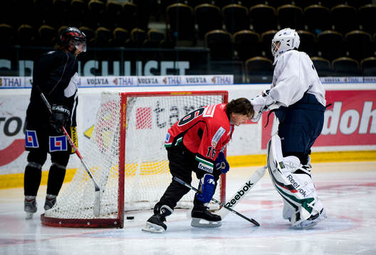 Nöje, Anders Ekborg spelar ishockey med Peter Forsberg