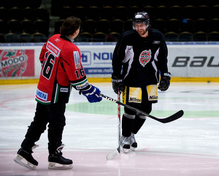 Nöje, Anders Ekborg spelar ishockey med Peter Forsberg