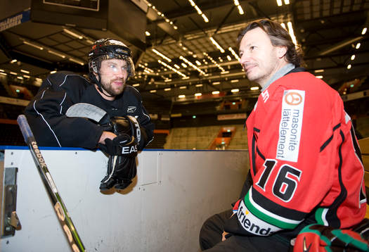 Nöje, Anders Ekborg spelar ishockey med Peter Forsberg