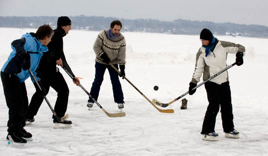 Spontan ishockey på Finjasjön: Tyska besökarna Jutta