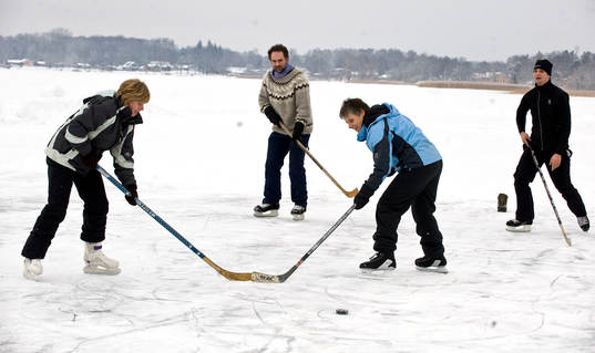 Spontan ishockey vid Björkviken. Tyska besökarna Gabriela
