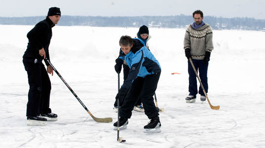 Spontan ishockey vid Björkviken. Tyska besökarna Nils