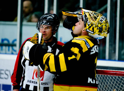 Patrik Sjöberg, domare och Andreas Hadelöv, målvakt,