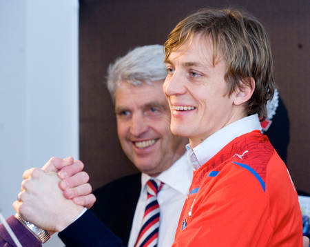 Erik hälsas välkommen till HIF