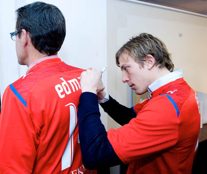 Erik Edman skriver autograf på Bengt Persson, VD, Ekeby