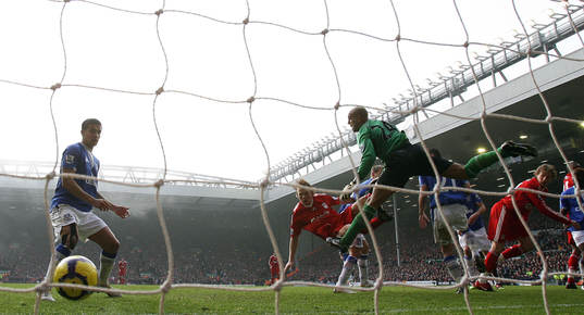 Dirk Kuyt, gör 1-0 till Liverpool
