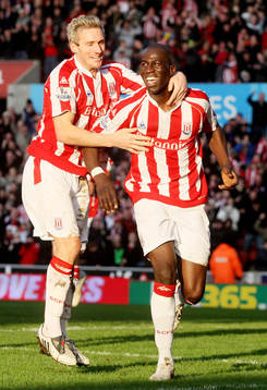 Liam Lawrence och Mamady Sidibe, Stoke. (Jubel)