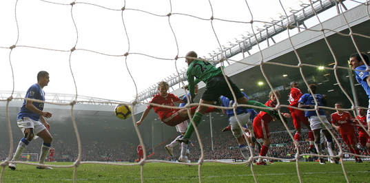 Dirk Kuyt, Liverpool gör 1-0 (Mål)