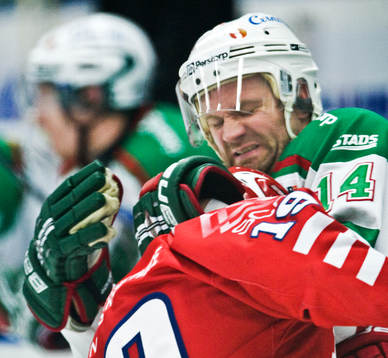 Mikael Gath, Rögle, pucklar på Björn Svensson