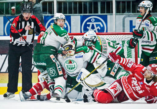 Kalabalik framför Jürgen Penker, målvakt, Rögle