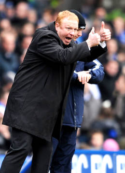 Alex McLeish, tränare, ger tummen upp