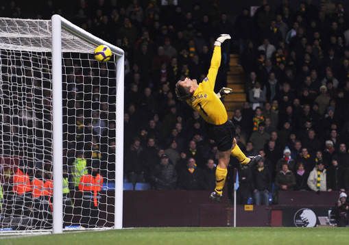 Edwin van der Sar, målvakt, lyckas inte rädda