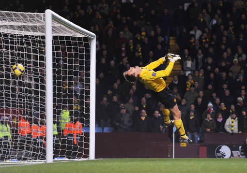 Edwin van der Sar, målvakt, lyckas inte rädda