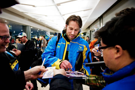 Peter Forsberg, skriver autografer. Autografjägare,