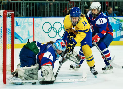 Pernilla Winberg, Sverige, och Zuzana Tomcikova, målvakt,
