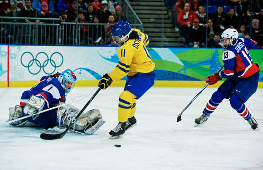 Cecilia Östberg, Sverige, och Zuzana Tomcikova, målvakt,