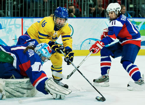 Pernilla Winberg, Sverige, och Zuzana Tomcikova, målvakt,