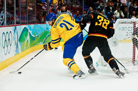 Peter Forsberg, Sverige, lurar Jakub Ficenek, Tyskland
