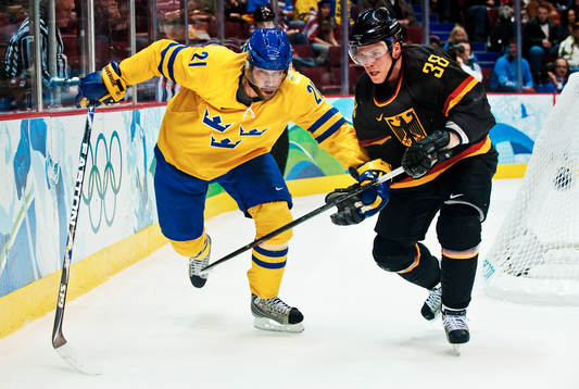 Peter Forsberg, Sverige, lurar Jakub Ficenek, Tyskland
