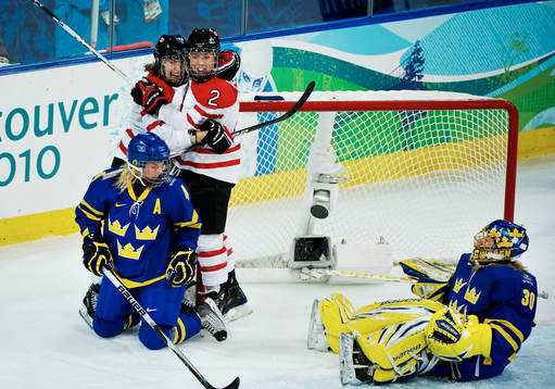 Kim Martin, målvakt, Sverige, och Meghan Agosta, Kanada