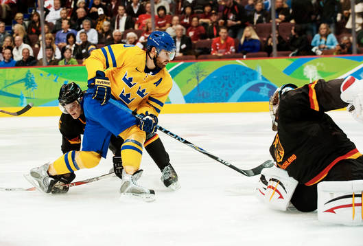 Henrik Zetterberg, Sverige, oroar framför Thomas Greiss,