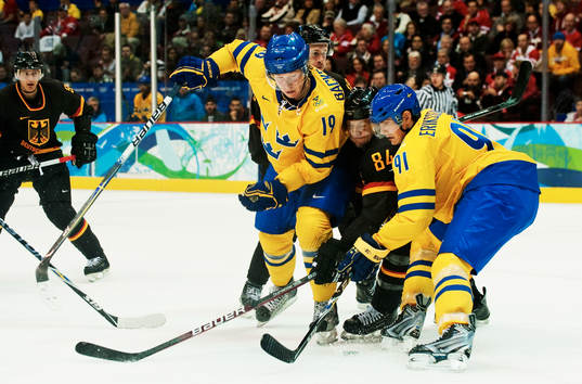 Nicklas Bäckström och Loui Eriksson, Sverige, tränger in