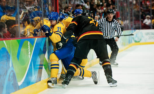 Peter Forsberg, Sverige, blir tacklad av John Tripp,
