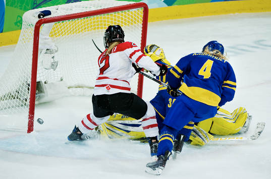 Meghan Agosta, Kanada, och Kim Martin, målvakt, Sverige.