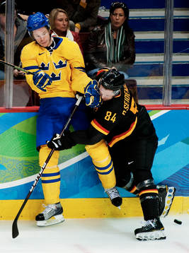Fredrik Modin, Sverige, blir tacklad av Dennis Seidenberg,