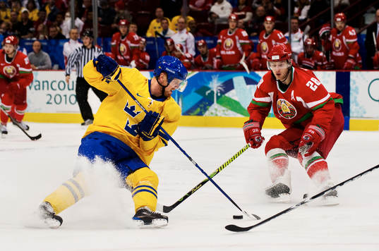 Henrik Sedin, Sverige, i kamp om pucken med Konstantin