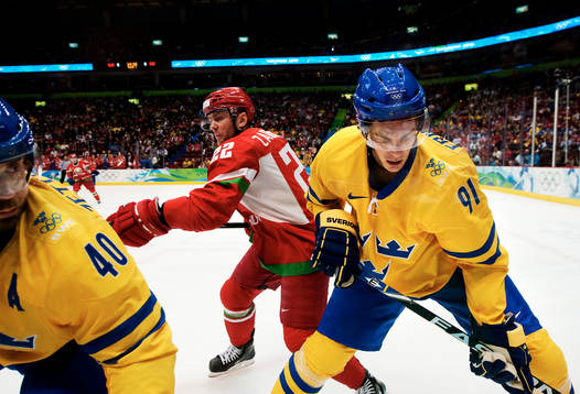 Henrik Zetterberg och Loui Eriksson, Sverige, utmanas av