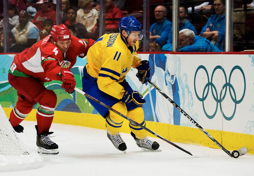 Aleksandr Makritski, Vitryssland, jagar Daniel Alfredsson,