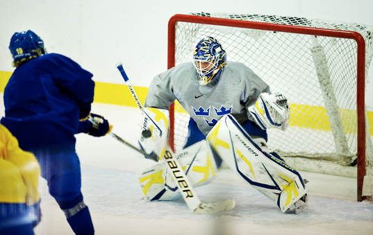 Henrik Lundqvist, målvakt, räddar ett skott
