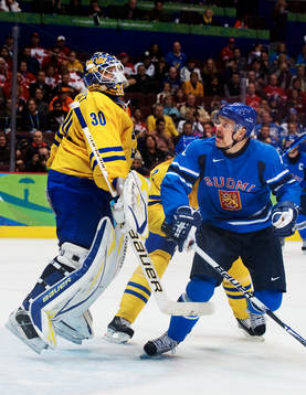 Olli Jokinen, Finland, och Henrik Lundqvist, målvakt,