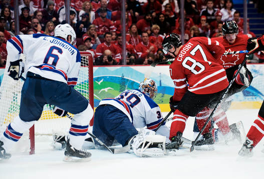 Ryan Miller, målvakt, USA, och Sidney Crosby, Kanada