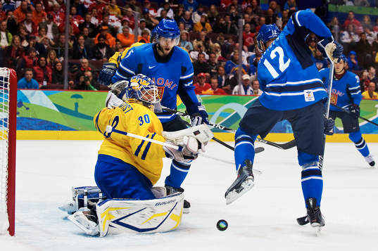Olli Jokinen, Finland, och Henrik Lundqvist, målvakt,