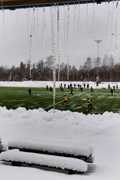 Istappar, snödrivor - och fotboll