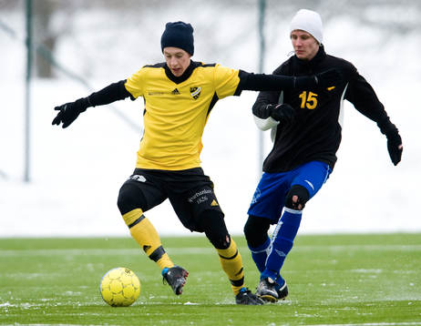 Anton Persson lämnar en Glimåkra-spelare på efterkälken
